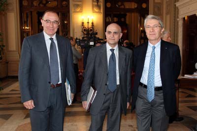Da sinistra: Ugo Girardi, Segretario Generale Unioncamere ER - Giuseppe Pallotta, Direttore Carisbo - Adriano Maestri, Direttore regionale Intesa San Paolo 